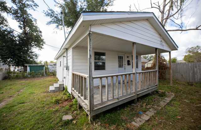 708 1/2 Live Oak St