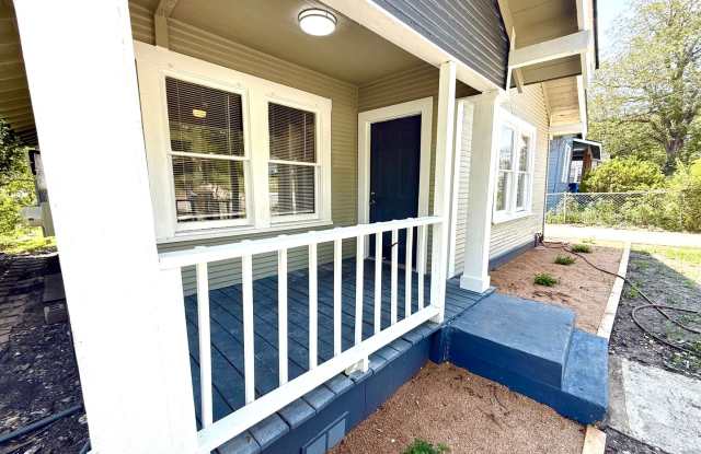 AVAILABLE NOW! Convenient 4 Bedroom / 1 Bath Home Near Downtown!