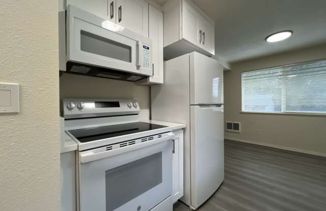 Photo of 2 Bed 1.5 Bath Spacious Apartment - New Washer and Dryer Hook-ups NEWLY REMODELED