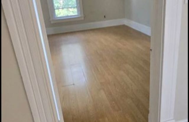 3 Bedroom || 1 Bathroom Upstairs Duplex Unit