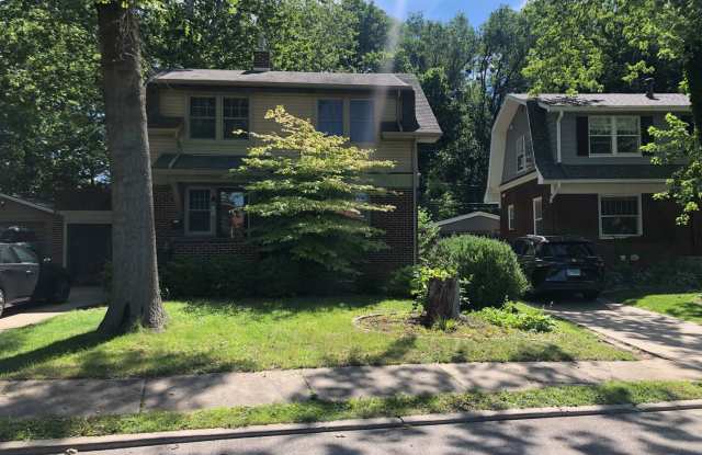 Beautiful 3 BR 1.5 bathroom house in historic area of Normal