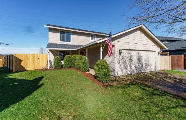 4 Bedroom 2.5 Bathroom With Large Fenced Back Yard and Large Deck for Entertaining - Back to Green Space - 5014 Northeast 152nd Court, Vancouver, WA 98682