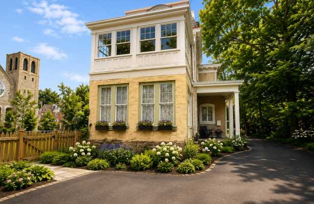 186 W Queen Lane