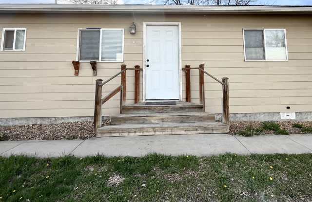 Pet-friendly 3bd 1bth duplex with storage shed, yard and off-street parking - 805 9th Avenue South, Great Falls, MT 59405