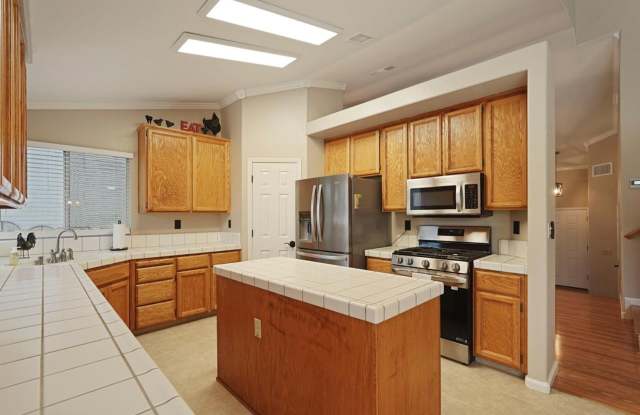 Spacious 4-Bedroom, 3-Bath Home for Rent in Elk Grove!
