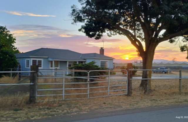 Beautiful Country Setting Close to Everything!