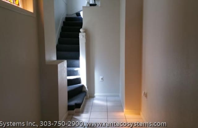Top Floor Renovated 1 Bed/1 Bath Apartment in Victorian 4-Plex