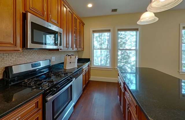 Giant 4 Bed in Mission Hill - NO BROKER FEE