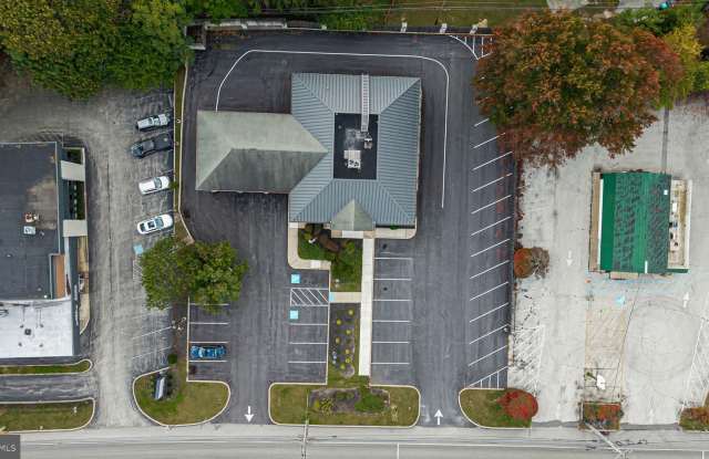 414 W LANCASTER Avenue