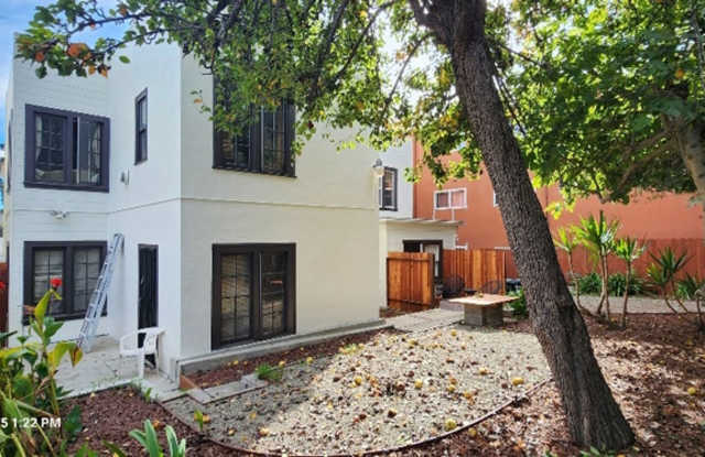 Beautiful 1 Bedroom 1 Bath Renovated Apartment Blocks from Lake Merritt