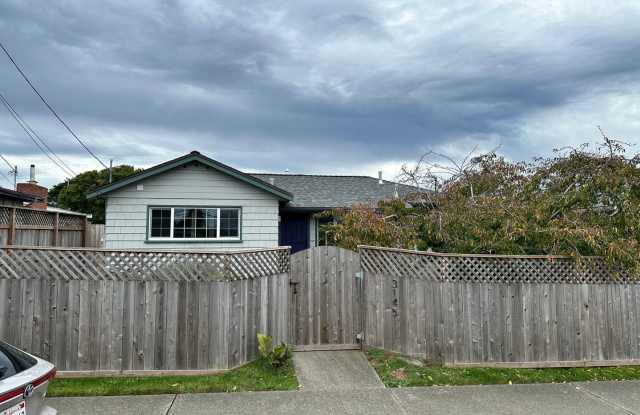 2 Bedroom/ 1 Bath House in Eureka, Single car Garage with Washer  Dryer included!!