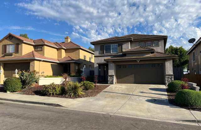 Spacious 4br/3ba Single Family Residence in Beautiful Eastlake Greens Community