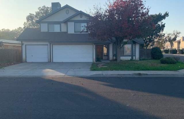 Beautiful 4 Bedroom 2 Bath Located in North Hanford!