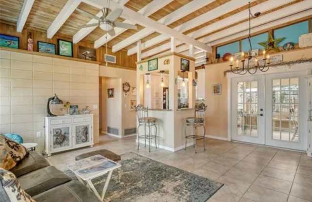 Charming 3BR House in Venice