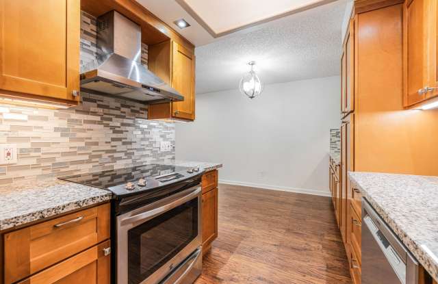 Sweet & Cozy 2 Bed 2 Bath condo available now! Lake Oswego - 1 Month Free