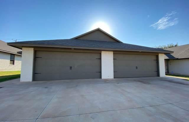 Photo of 2 Bedroom 2 Bath 2 Car Garage North OKC!