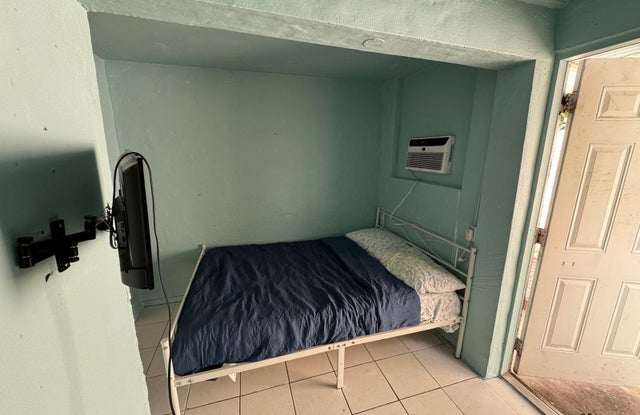 915 Forest Hill Blvd