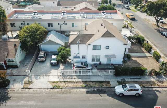 4572 Rosewood Ave