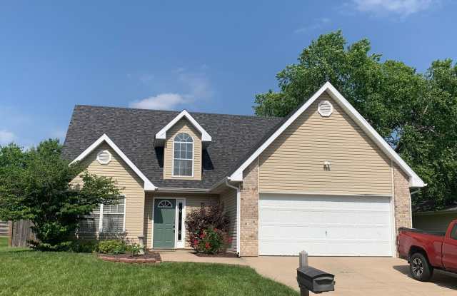 4BR/2.5BA House, 2-Car Garage - $2,100 *NO SMOKERS OR UNDERGRADS