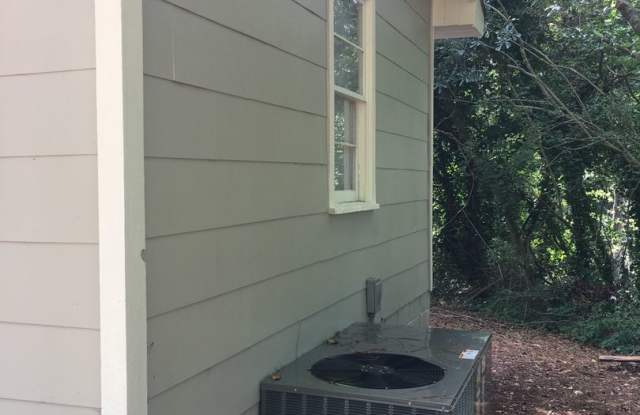 Large 2/1 Home, includes bonus room- Sherwood Forest- $995