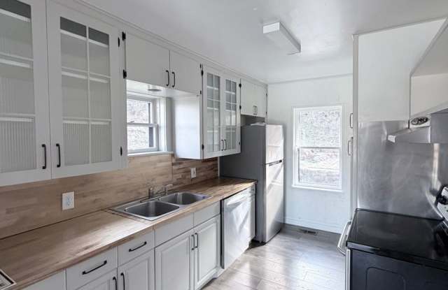 Lakeview 4-Bedroom Home Steps from Moore Park – Updated Throughout! 2.8 miles from Sky Lakes and OIT