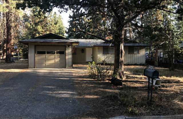 West Side Home w/ Large yard & Close to Campus!