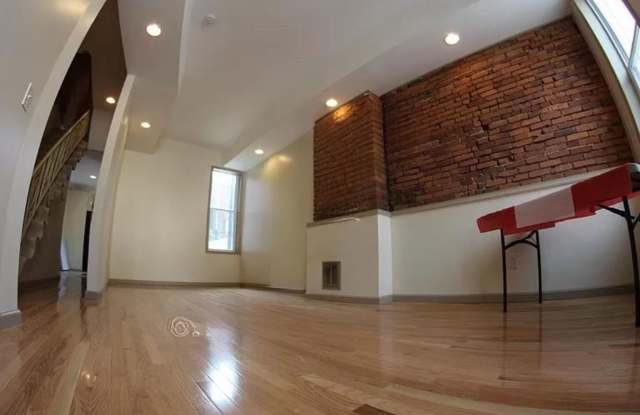 6 bedroom, 3 bathroom home FOR RENT