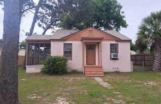 3BR/1BA home with screened patio - 203 Southeast Syrcle Drive, Warrington, FL 32507