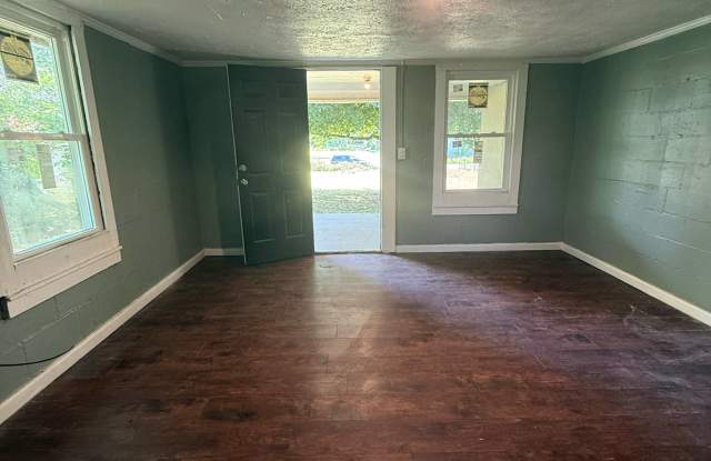 1011 1/2 Clydesdale Avenue