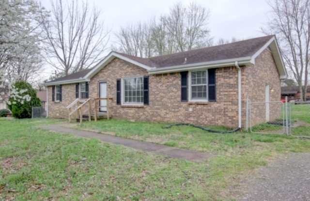 All brick ranch on fenced lot-new flooring in living are and all bedrooms in 2024 - 204 Hazelnut Court, Clarksville, TN 37042