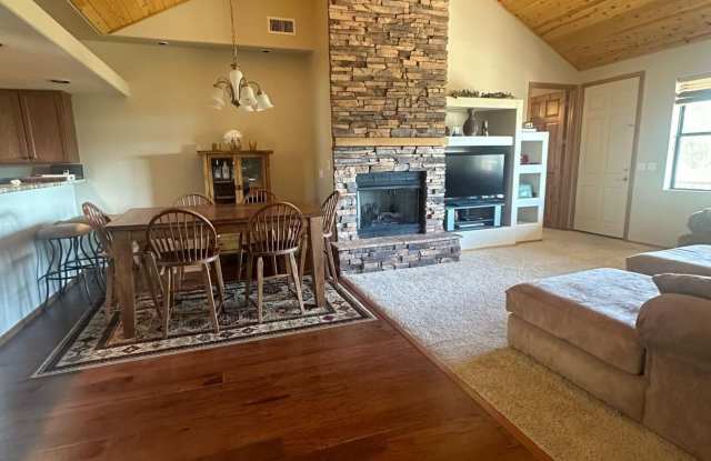 805 N GRAPEVINE Circle