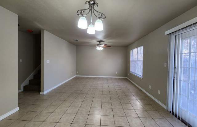 3/2.5/1 Townhome / Close to Landa Park / Small Fenced in Backyard / NBISD