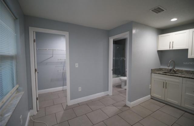 907 W HUMPHREY STREET