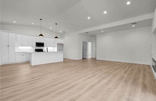 Photo of 1210 W Dallas