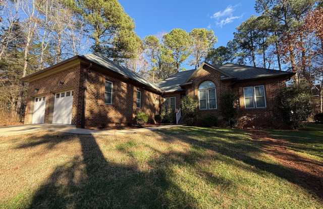 Charming 3BD, 2BA Raleigh Ranch-Style Home in a Quiet Neighborhood Near Crabtree Valley Mall, RDU Airport, and Interstates  Highways