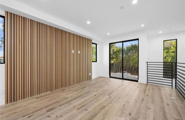 14523 Weddington Street