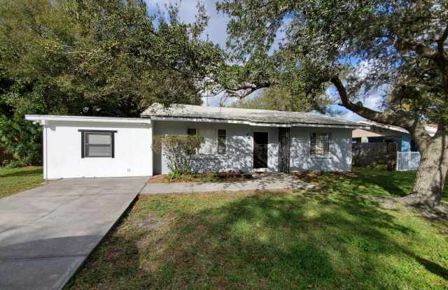 Coming June ~ 3 bed/ 2 bath Annual Rental in Bradenton - 1323 56th Avenue Drive East, Manatee County, FL 34203