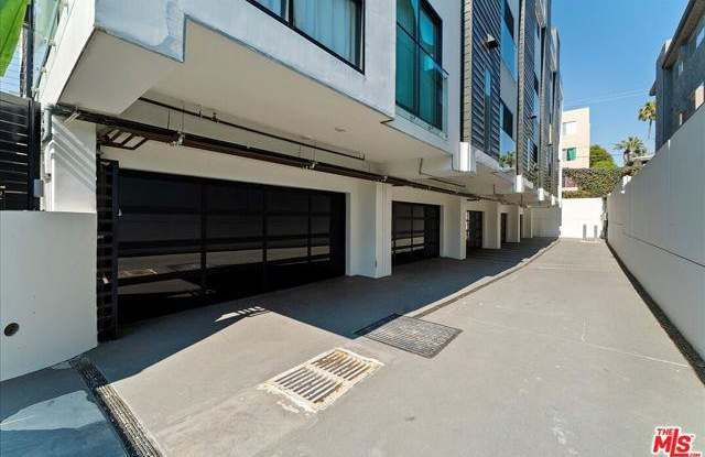 1410 1/2 North Poinsettia Place