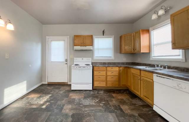 PRELEASING for AUGUST! Close to Campus