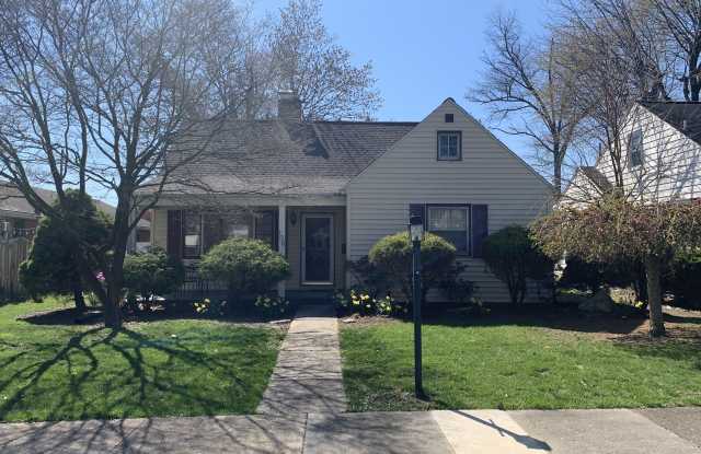 106 East Maplewood Avenue
