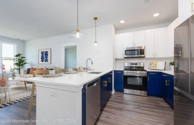 15 W Lincoln Avenue