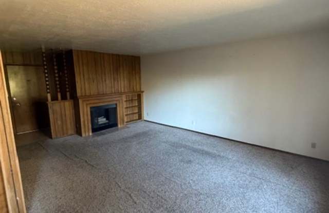 Clean and Comfortable 3 Bedroom, 2 Bathroom Townhouse