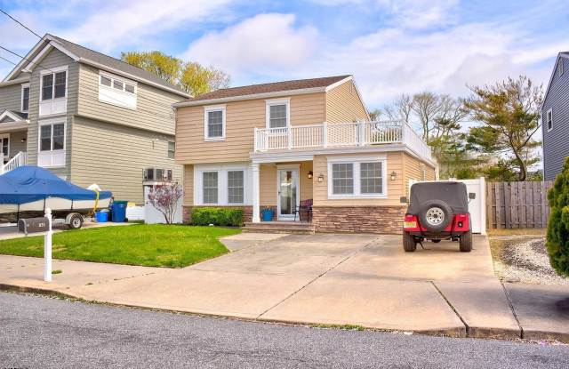 835 W Shore Dr
