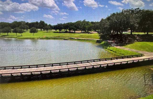 3001 W Rolling Hills Cir