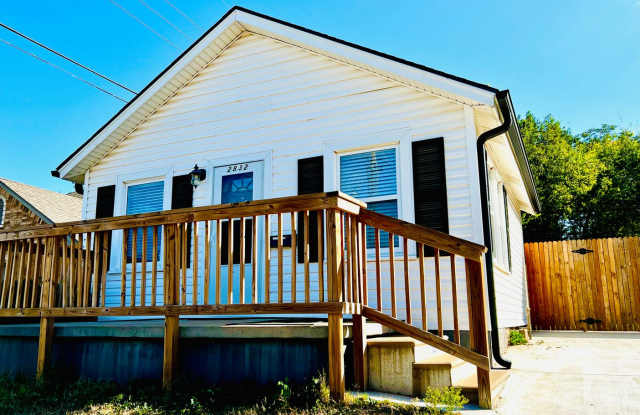 Updated Studio Home in Lyons Park Neighborhood!!