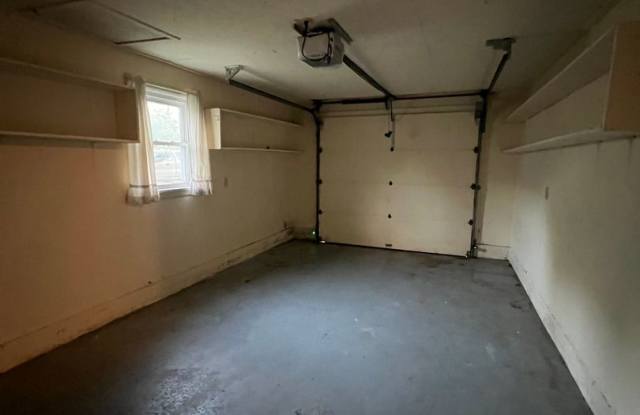 Beautiful 2 bedroom 1 bath 1 car garage