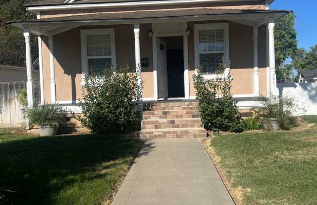 Beautiful 2 bedroom home with large detatched garage