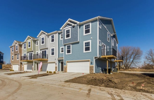 Orchard View Townhomes - 200 Burr Oak Ct, Norwalk, IA 50211