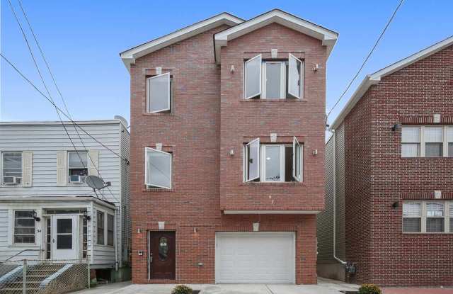 32 VAN WAGENEN AVE