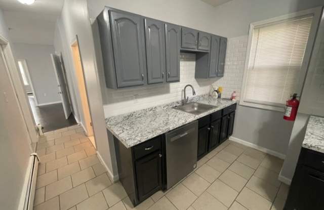 527 Hawthorne Ave 2nd Floor